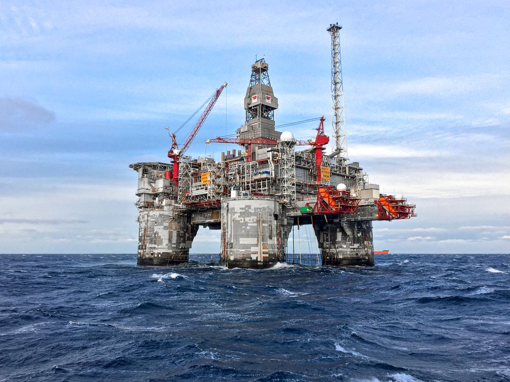 Plataforma petrolera costa afuera claramente visible sobre el mar