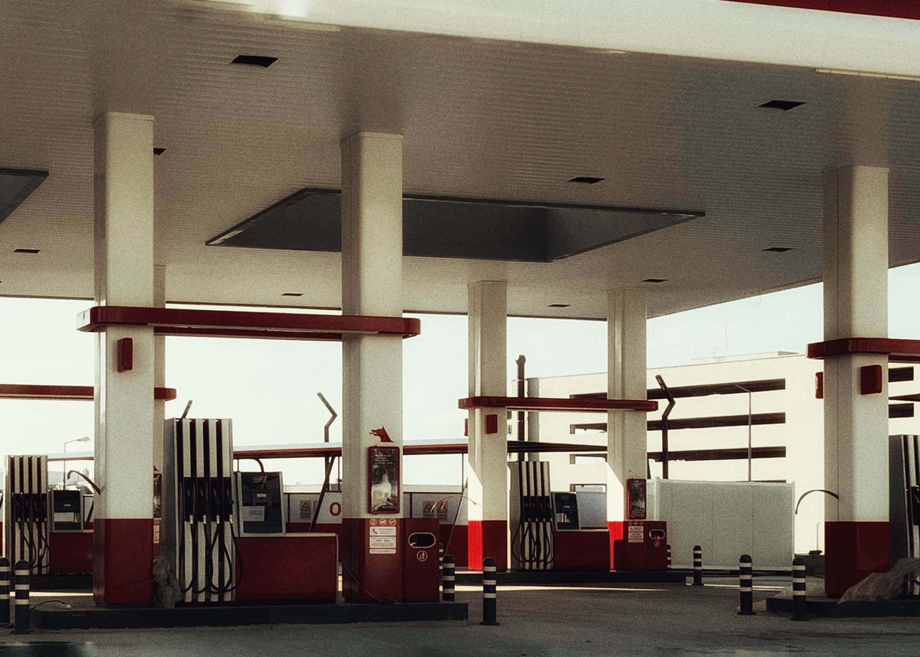 Estación de servicio con dispensarios de combustible